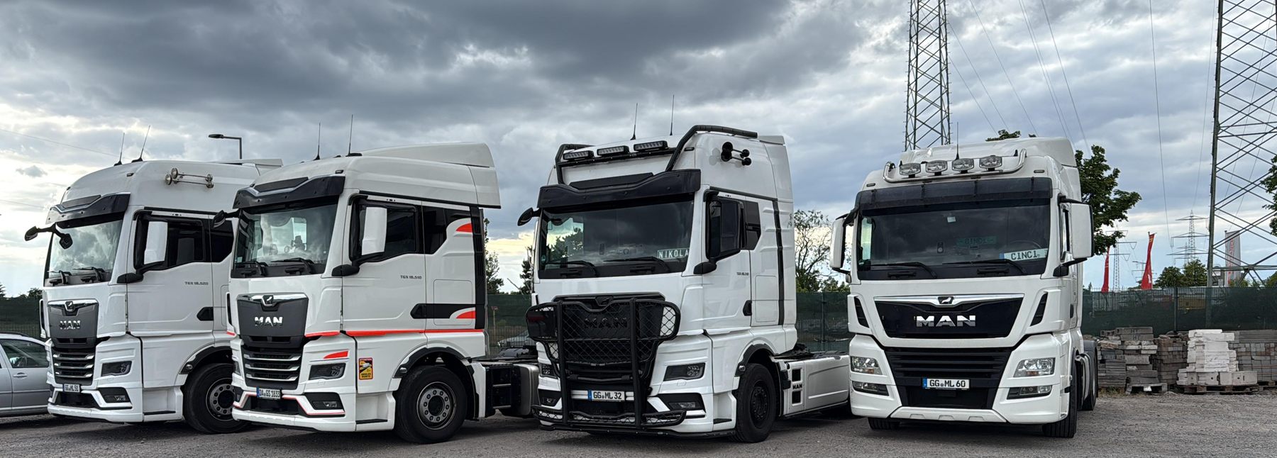 Vier MAN Sattelzugmaschinen der MLT Transport und Logistik GmbH auf dem Betriebshof